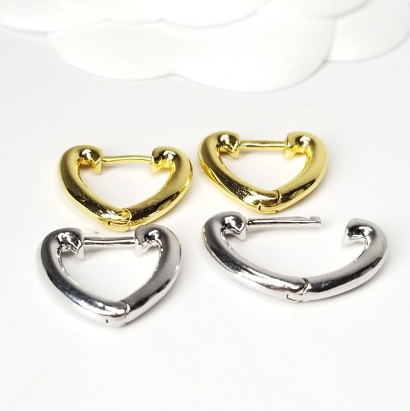 NEW Dainty Heart Tube Heart Huggie Earrings. - Picture 5 of 9